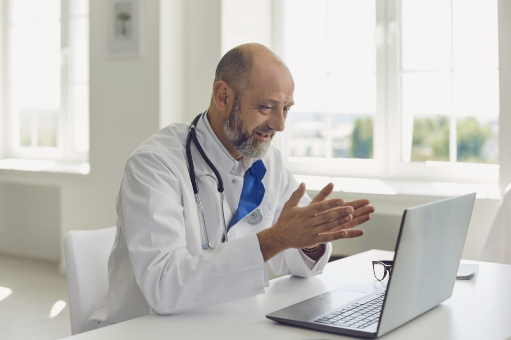 Médico em atendimento online