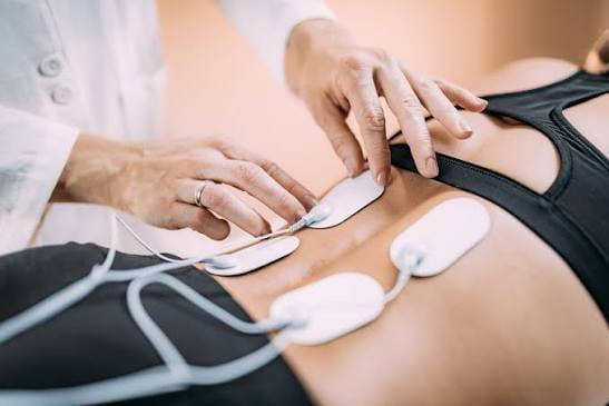 Aplicação de eletroterapia para tratamento